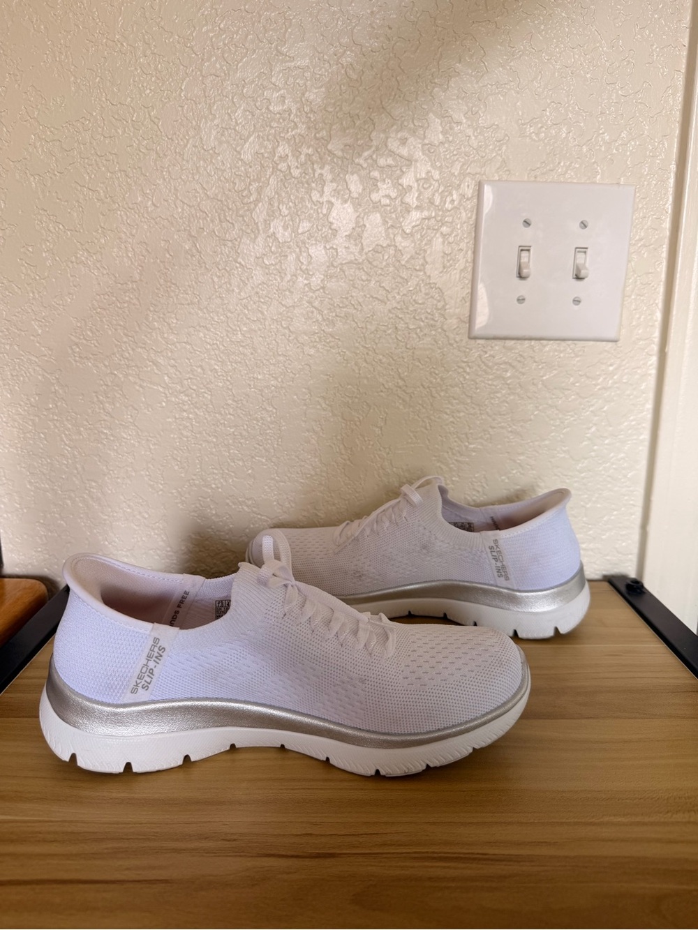 Sketchers White Slip-Ins Cool Memory Foam Walking Shoes Women’s Size 7.5 EUC
